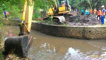  Indocement Keruk Sungai Penyebab Banjir di Bogor