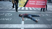 Aksi Teaterikal Gugah Pengguna Jalan di Yogyakarta