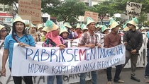 Ribuan Warga Rembang Demo Minta Pabrik Semen Tak Ditutup