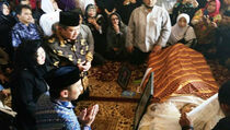 SBY Melayat ke Rumah Duka Almarhum Sutan Bhatoegana