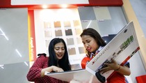 Pasar Homogenous Tile Jelang Perayaan Natal