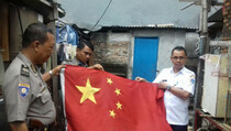 Polisi Turunkan Bendera Tiongkok yang Dikibarkan di Koja