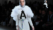 Kreasi Busana Anniesa Hasibuan Pukau New York Fashion Week