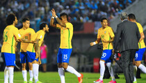 Paulinho Hattrick, Brasil Bungkam Uruguay