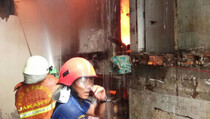 Seorang Warga Tersengat Listrik saat Kebakaran di Kampung Gusti