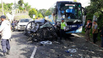 Avanza Tabrak Bus Pariwisata di Puncak, Satu Tewas
