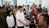 Menperin Bagikan Lagi 100 Cangkul Buatan Indonesia
