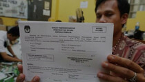 H-3 Pemilu, Petugas KPPS di Bengkulu Bagikan Surat Undangan ke TPS