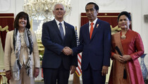 Jokowi Sambut Wapres AS Mike Pence di Istana Merdeka