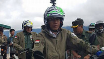 Jokowi Pakai Trail Jelajahi Jalan Trans Papua