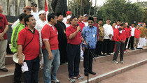 Pemuka dan Umat Lintas Agama Nyanyikan Indonesia Raya di Tugu Proklamasi