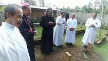 Mgr Rubiyatmoko Berziarah Kubur KH Mahfudz Ridwan
