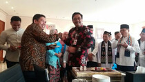 Djarot Terima Kejutan Ulang Tahun dari PNS DKI