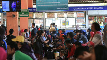 Bus Terjebak Macet, Pemudik Menumpuk di Terminal Kampung Rambutan