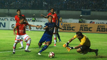 Dikalahkan Persija, Ini Komentar Pelatih Persib