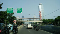 Biker Nekat Lewati Jalan Layang Casablanca