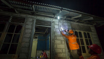Lampu Tenaga Surya Gantikan Pelita di Pulau Buru