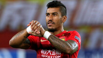 Paulinho Dipinjamkan Barca ke Guangzhou