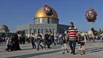 Rayakan Idulfitri, Ozil dan Mo Salah Unggah Foto di Masjid Al Aqsa