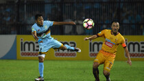 Samsul Arif Buat Persib Telan Kekalahan Ke-8