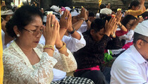 Warga Hindu Bogor Doakan Pengungsi Gunung Agung