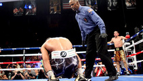 Amir Khan Ditumbangkan Danny Garcia di Ronde 4