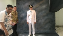 Anies dan Sandi Fitting Baju Dinas untuk Pelantikan
