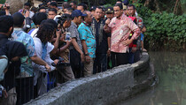 Anies Cek Tanggul Jebol di Jatipadang