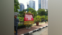 Muncul Karangan Bunga Tolak Pemborosan APBD DKI di Gedung DPRD