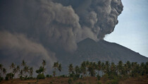 Lahar Dingin Gunung Agung Mengalir ke Kawasan Tianyar