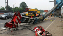 Crane Jatuh di Kemayoran, 3 Terluka