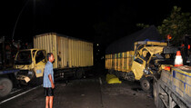 Mobil Boks Seruduk Truk, 2 Orang Tewas