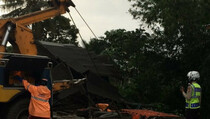 Truk Tabrak Warung, 2 Tewas