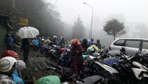 Longsor, Warga Terjebak di Jalur Puncak