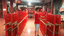 ‎Jelang Imlek, Klenteng Hok Lay Kiong Dipenuhi Lilin Besar
