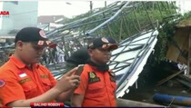 Petugas Evakuasi Baliho Raksasa yang Roboh di Bekasi