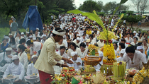 Umat Hindu di Bali Gelar Upacara Mepepada di Pura Besakih