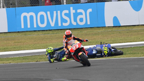 Balapan Kacau, Marquez Tabrak Rossi, Crutchlow Juara