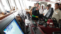 Rainbow Warrior Berlabuh di Teluk Jakarta