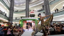 Parade  Show Soerat Tjintakoe  di Lippo Puri Mall