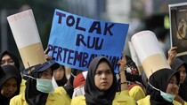 Formappi Ungkap Cara DPR Loloskan RUU Pesanan