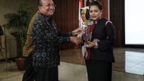 Bupati Tabanan Raih Predikat Most Powerful Woman in Politics 2018