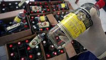 Polres Polman Sita Puluhan Botol Miras di Malam Tahun Baru