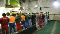 Nikmatnya Berbuka Puasa dan Tarawih di Tambang Bawah Tanah