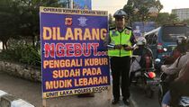Kurangi Kecelakaan, Polres Bogor Sebar Imbauan Nyeleneh