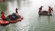 Pemkot Jakut Gelar Gerebek Sampah di Kali Item