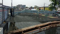 Ditaburi Serbuk dan Cairan, Bau Busuk Kali Item Berkurang