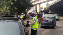 Perluasan Ganjil Genap, Puluhan Kendaraan Ditilang di Kawasan Tomang