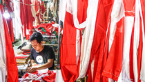 Buruh Migran Jadi Petugas Upacara Bendera di Johor Bahru