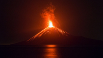 Gunung Anak Krakatau Lontarkan Lava Pijar